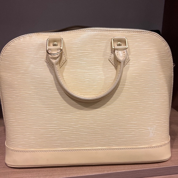 Louis Vuitton Handbags - Vintage Louis Vuitton Purse (like new!